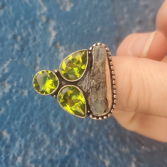 New Rough Kyanite & Peridot 925 Silver Statement Ring. - Picture 10 of 14